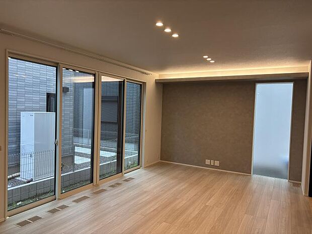 【【11-23号地】リビング】落ち着いた色合いの内装で、居心地の良い空間を演出。(2026年7月撮影)