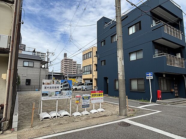現地:南側道路より現地を望む
【この敷地「ここ」がポイント!】
間口が約6m越え:これだけの間口があれば南面ワイド間口のマイホーム(参考プラン参照)建築が可能です。