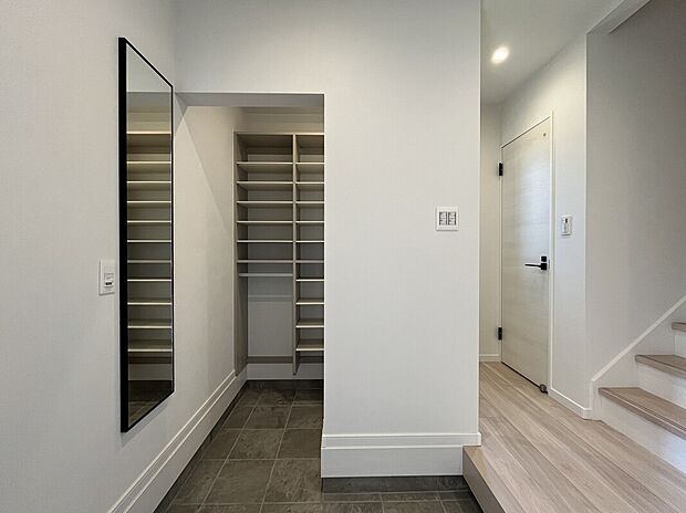 【当社施工例】玄関収納。ベビーカーもそのまま収納できます。