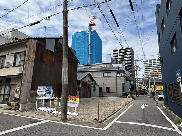 【現地・現況】南東側より現地を望む 二方道路接道の南東角地です。【この敷地「ここ」がポイント!】
二方道路角地:プライバシー性も高い角地&二方道路はプランの幅も広がります。