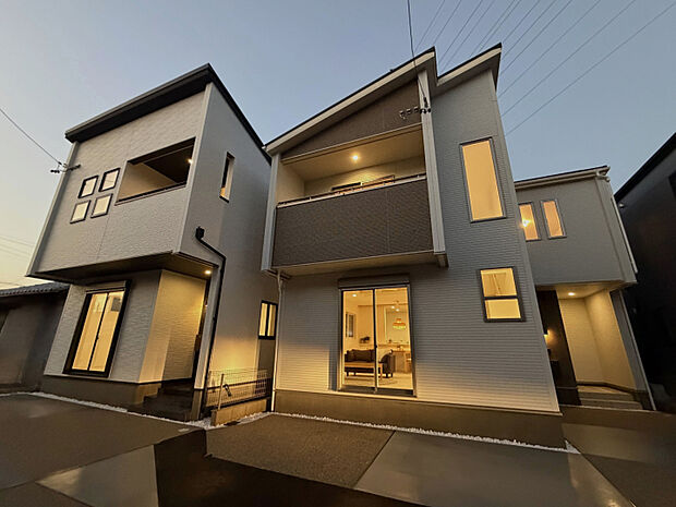 【外観写真（夜写真）】お昼の時間帯に比べより落ち着いた雰囲気になります。　