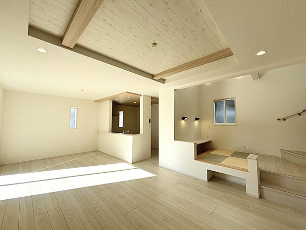 【リビング（1号棟）】マルチスキップ上部に吹抜を採用し、より広さと開放感が感じられます。　