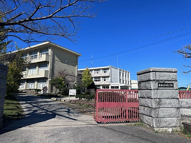 片葩小学校(約500m)