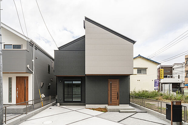 【2号棟外観】モノトーンの異素材コントラストが生む、スタイリッシュな外観スタイル