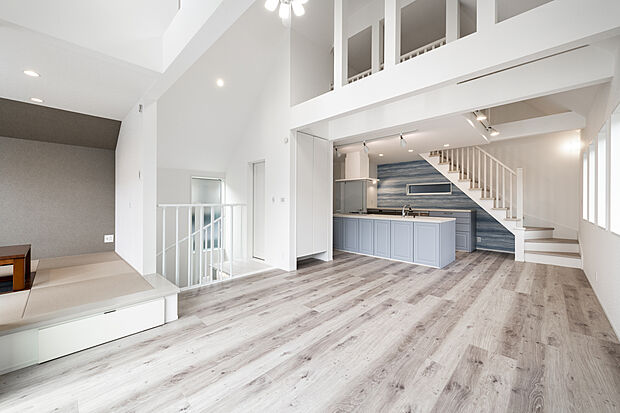 【弊社施工例~化粧梁のある勾配天井が開放的なLDK】勾配天井になっている開放的なLDKは家族のくつろぎの空間です。