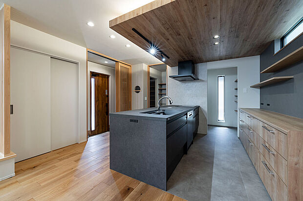 【弊社施工例~家族の会話が弾む対面キッチン~】対面キッチンはキッチンで作業しながら家族の様子を見ることができるので、作業がますますはかどります。