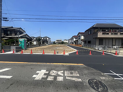 広々した前面道路に面した現地