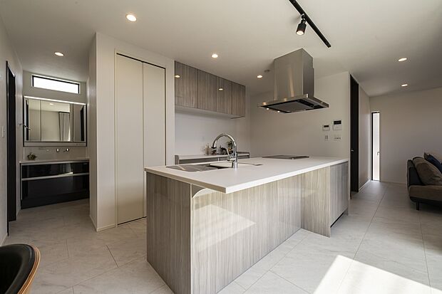 【会話がはずみ作業もはかどる、機能的な対面キッチン】会話が弾む対面キッチンは、使いやすさと作業効率を両立。家族とのコミュニケーションを楽しみながら、スムーズに料理が進む空間です。