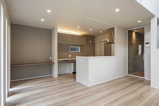 【家族と過ごしつつ集中できる、機能的で心地よいスタディコーナー】【6号棟】家族の気配を感じながらも、集中できる空間を提供するスタディコーナー。ダイニング横に設けたコーナーは、書斎やワークスペースとしても活躍し、機能性と心地よさを兼ね備えたLDK空間を演出します。