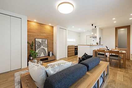 造作AVボードが暮らしを彩る、スタイリッシュなLDKの実例。