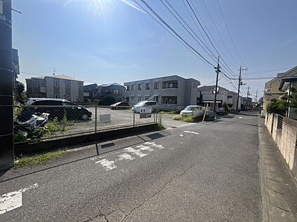 ゆとりある5ｍ道路に面し、車の出入りもスムーズな立地