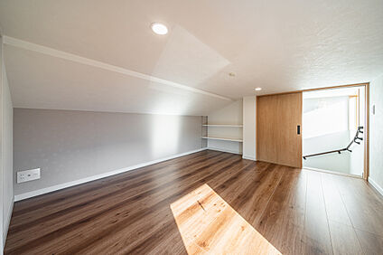 収納と趣味空間を兼ね備えた、機能的なグルニエ施工例