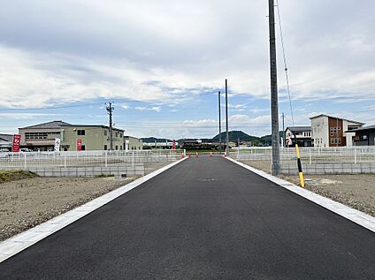 B区画（左）・E区画（右） 敷地前道路