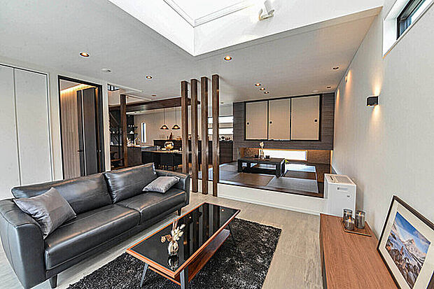 【当社施工例】LDKはゆとりある約27.4帖！小上がり仕様の約7.0帖の和室には、掘りごたつを備えており、寒い季節も快適にお過ごしいただけます。リビングの外にはテラスを設けており、開放感たっぷりです。