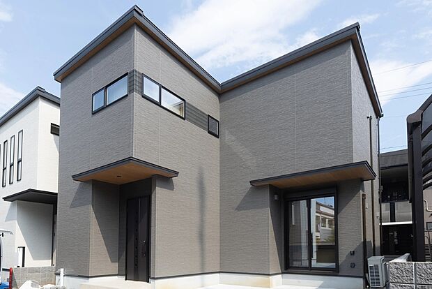 【E号地モデルハウス 公開中】太陽光発電「eソラシード」搭載×オール電化!回遊動線で家事や暮らしがスムーズです。LDKは見通しが良いI型。対面キッチンやリビング階段によりご家族の絆が深まります。