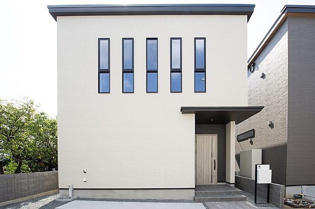 【D号地モデルハウス 公開中】太陽光(スマイルーフ)と都市ガス(エネト)のW発電でエコな暮らしが叶う邸。LDLの3面に床暖房など、ガスならではの快適設備を備え、サンルームで洗濯物を干すことができます。