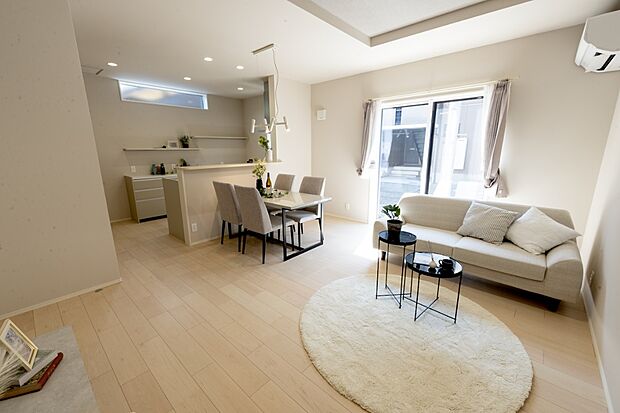 【1階約16.0帖LDK/D号地】3面から豊かな陽光が注ぎ込み、折上天井により開放感◎キッチンやダイニング、リビングのどこにいてもご家族の気配が感じられ、一体感のある広々とした団らん空間です。