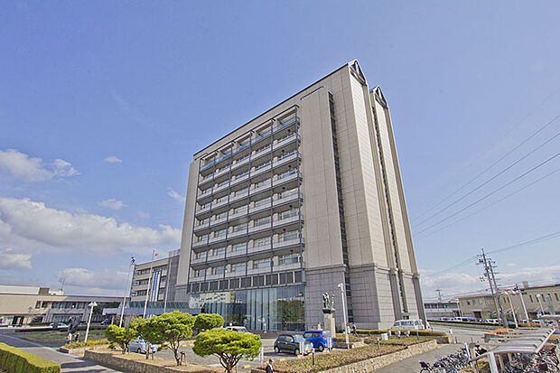 【加古川市役所すぐ】暮らしの中での相談や手続きなどが利用しやすく、子育て世帯にも心強い立地。少し南下すると自然や歴史を感じられる鶴林寺こうえんがあり、別府川の豊かな水の景観も身近です。