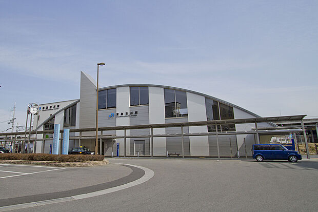 【JR山陽本線「東加古川」駅 徒歩約9分】通勤通学の負担が少なく、お出掛け便利な駅近立地です。大阪や三ノ宮、姫路など、主要駅へ乗り換えなしでアクセスができ、新幹線や他路線への乗換もスムーズです。