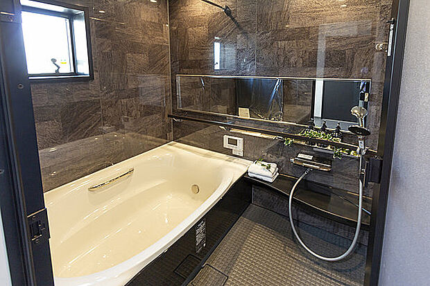 【【当社施工例】】石目調のアクセントパネルを採用した、高級感ある浴室です。一日の疲れを癒す、ゆったりとした浴槽＋血行促進を促すミストサウナを搭載しています。窓を設けており、自然換気も可能です。