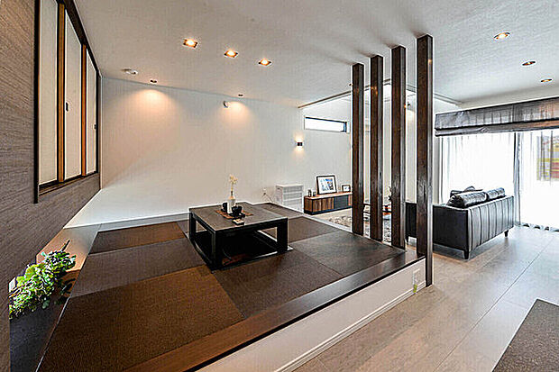 【【当社施工例】】約7.0帖の和室は小上がり仕様。大勢の来客時などには、段差を利用して腰かけていただくこともできます。寒い季節にうれしい、掘りごたつを設けています。LDKと調和する、モダンな和室です。