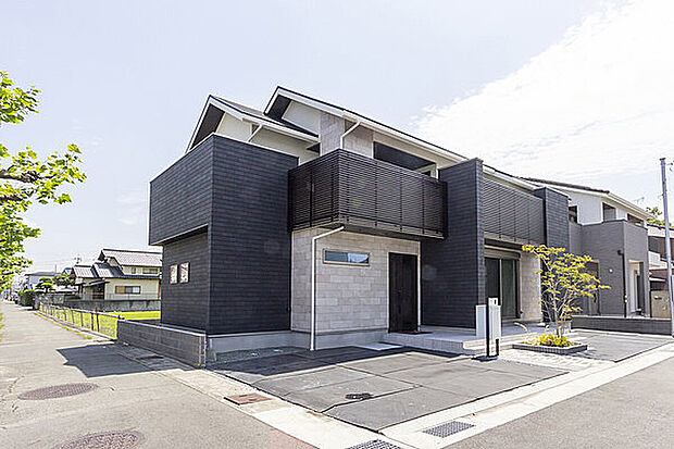 【【当社施工例】】スーパーウォール工法により高い断熱性・気密性を実現。太陽光発電(4.9kw)＋エネファームのＷ発電でお財布にも環境にも優しいお住まいです。駐車スペースを3台分確保しており、来客時にも◎