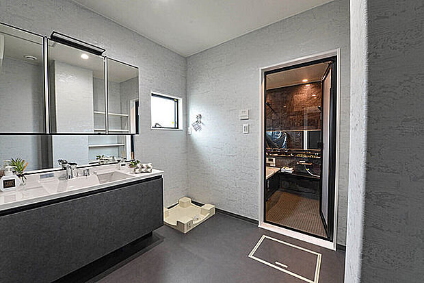 【【当社施工例】】洗濯などの家事がはかどる、ゆったりとした広さの洗面室。リネン庫を備えており、洗剤やタオルなどのアイテムをすっきりと収納いただけます。玄関から土間収納を抜けたところにあり、手洗い動線も◎