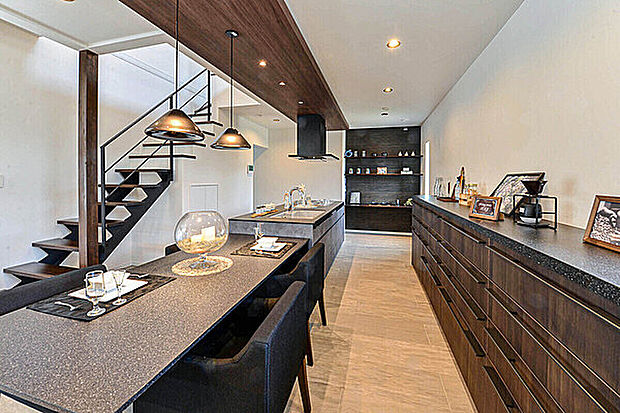 【【キッチン/当社施工例】】オープンキッチンで、ご家族やゲストの方とコミュニケーションをとりながら調理が可能。ダイニングテーブルを隣に設置でき、家事動線の良いレイアウトです。背面に食器棚の設置スペースがあります。