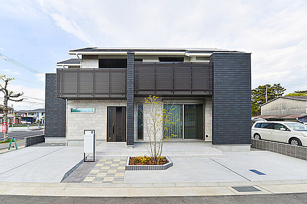 【【当社施工例】】太陽光発電＋エネファームのW発電システムでエコでお財布にもやさしい住まいです。落ち着きある佇まいながら、宅配ボックスやアプローチ、植栽、ティータイムを楽しめるテラスなど、エクステリアにもこだわり多数。