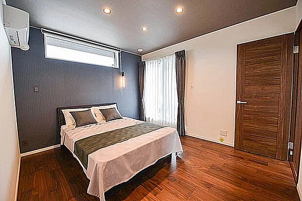 【【当社施工例】】アクセントクロスや天井に落ち着いたカラーを施し、寛ぎの時間が流れるプライベート空間。ハイサイドライトはベッドなどを置いても採光を遮らず、高い位置からやわらかな自然光が届きます。