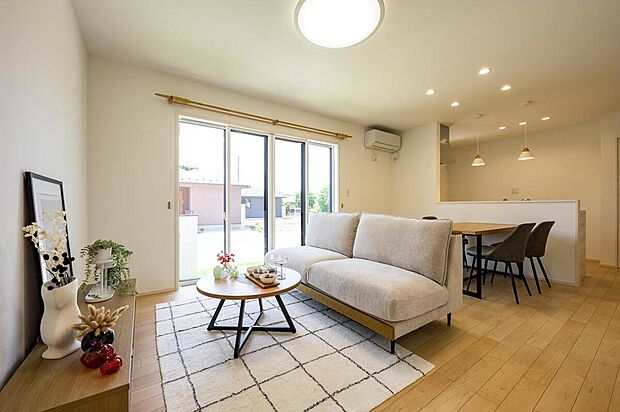 【 No.２ 木の家 】
明るいLDKは自然と家族が集まる場所に。対面式キッチンでお料理中も家族とのコミュニケーションが取れます。