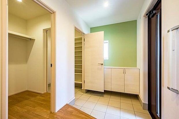 【収納】【No.42】玄関収納
土間続きのシューズクロークは、ベビーカーやアウトドアグッズの収納に便利!アウターをかけられる玄関収納も付いています。