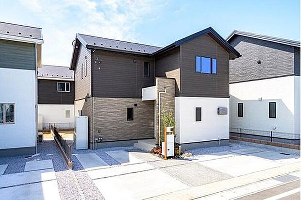 【モデルハウス写真】【No.42】2990万円
敷地面積/190.64m2(57.66坪)
建物面積/104.34m2(31.50坪)
2×4・太陽光発電・ZEH・長期優良住宅