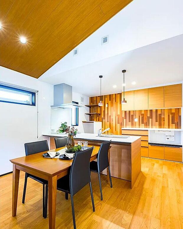 【キッチン】【No.39モデルハウス(販売中)】
平屋モデルハウス
ダイニングとキッチンが近く配膳も楽ちん。キッチンは冷蔵庫と冷凍庫が置けるスペースも完備。