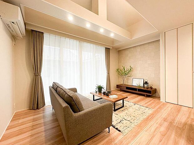 【リビング】【 No.5　鉄骨ユニット住宅】
吹抜けが伸びやかな空間をつくるリビング。南の窓からも光と風が入る明るく爽やかな空間です。