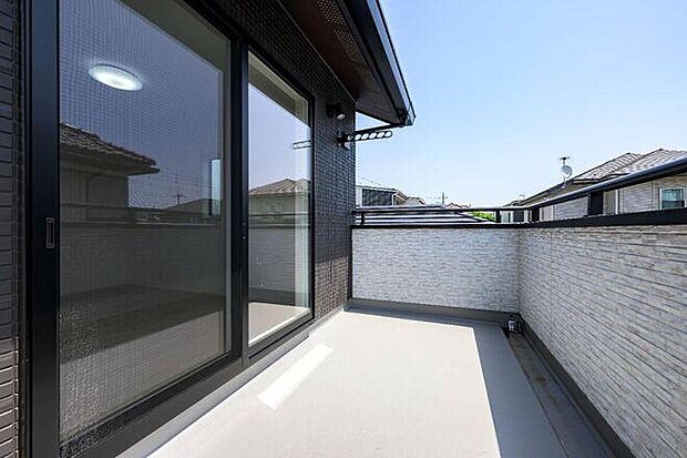 【バルコニー】No.2
主寝室から出られるバルコニー。布団などの大きい洗濯物も干せる広さです。