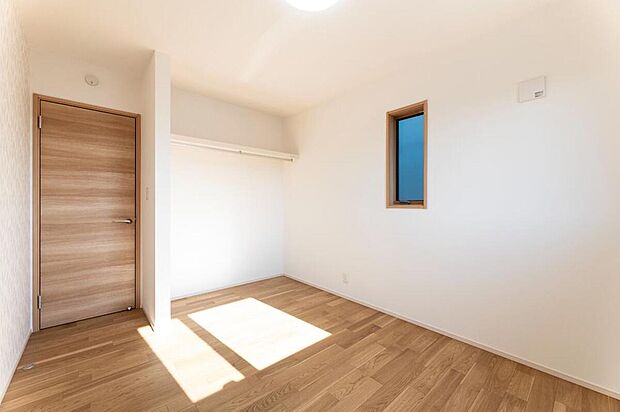 【リビング以外の居室】【No.11】2F洋室
2Fの洋室（2部屋）はオープンタイプのクローゼットがついています。