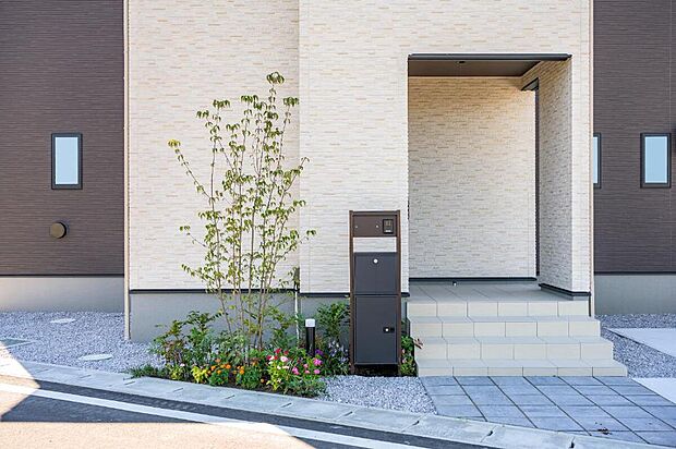 【現地外観写真】【No.14】
ポストは宅配ボックス付きなので、不在時の荷物の受け取りも安心です。