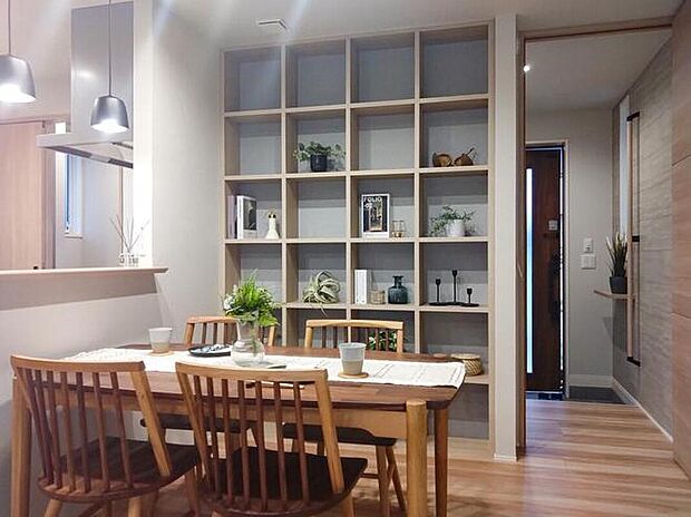 【リビング】【No.5　鉄骨ユニット住宅】
ダイニングには飾り棚を一面に付けています。家族のライブラリーとしても使え、ダイニングに座りながら家族で本に触れる時間をつくれます。