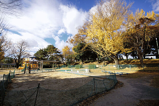 熱田神宮公園まで749m