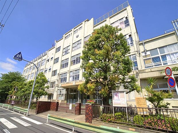 足立区立伊興中学校まで1082m