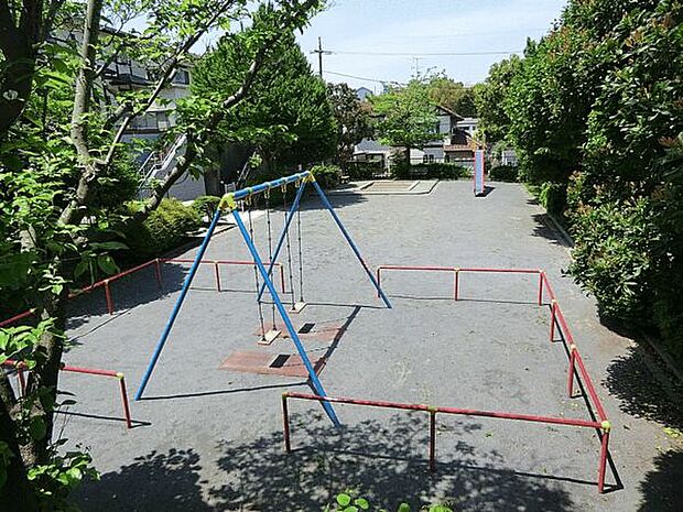 左右手第二公園まで708m