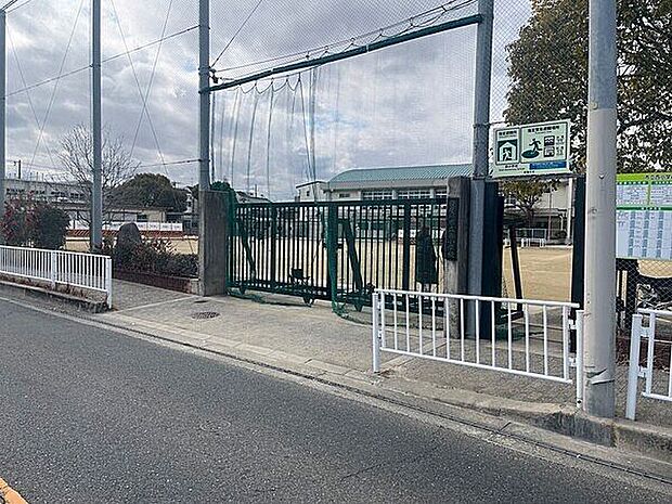 寝屋川市立西小学校まで759m