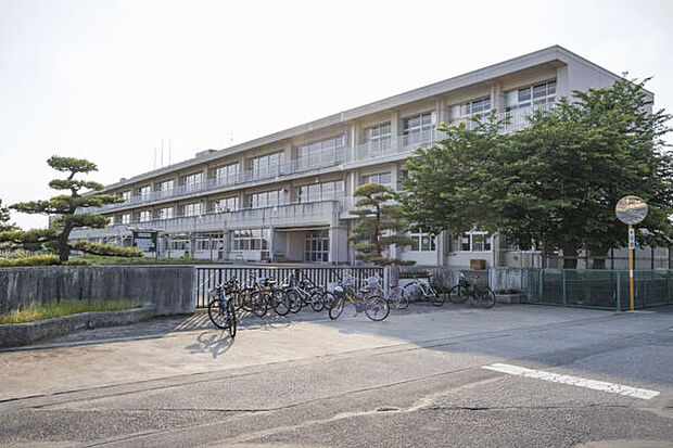 伊勢崎市立あずま南小学校まで361m