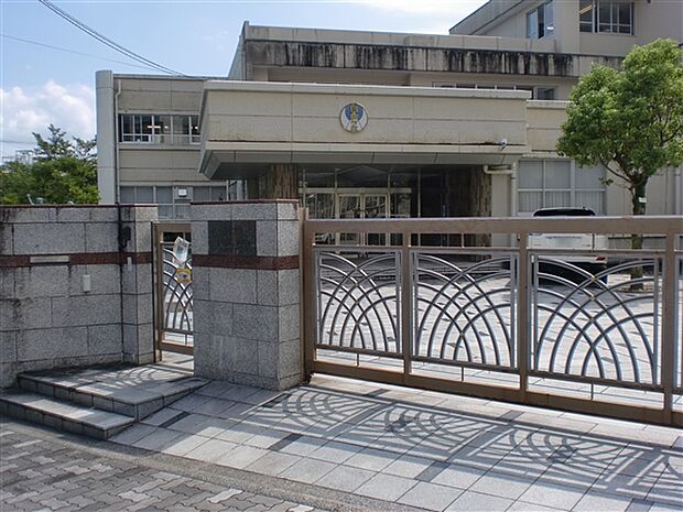 名古屋市立自由ケ丘小学校(約256m)