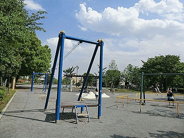 堀崎中央公園(約1,212m)