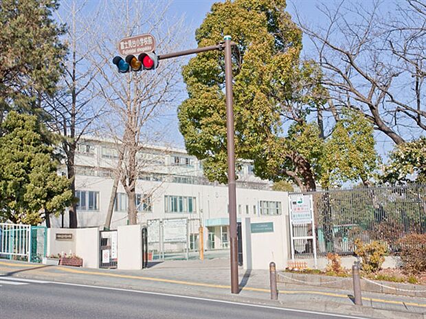 川崎市立富士見台小学校(約565m)