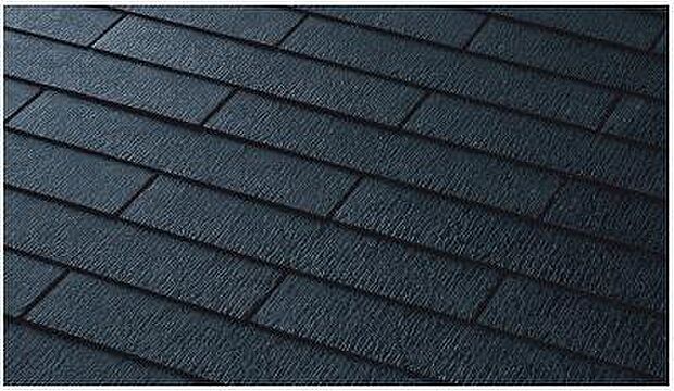 【屋根材「グリシェイドクァッド」】陶器瓦の1/2以下という軽さ。一枚一枚が4本の釘でしっかりと固定されているため、強風による飛散が防止できます。