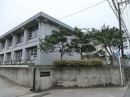 藤沢市立片瀬小学校 811m