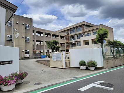 尼崎市立南武庫之荘中学校 674m